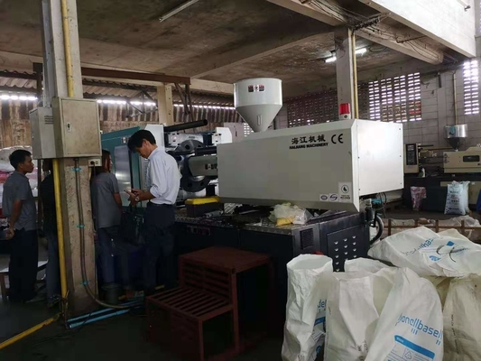 Risparmio energetico HJF 180 tonnellate di norma orizzontale ISO9001 della servo macchina dello stampaggio ad iniezione